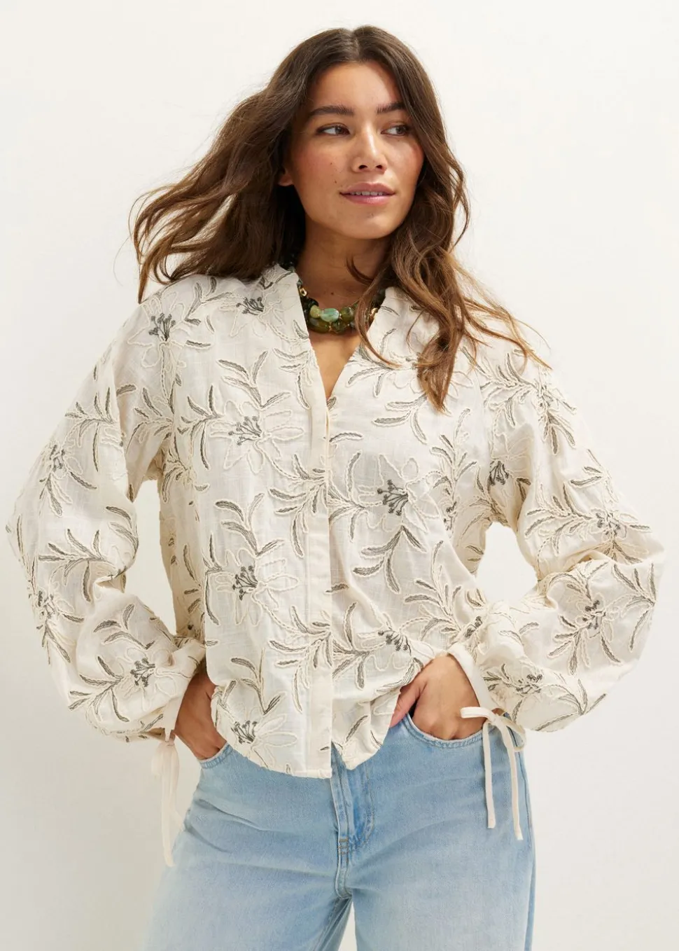 Blouse met geborduurde bloemen