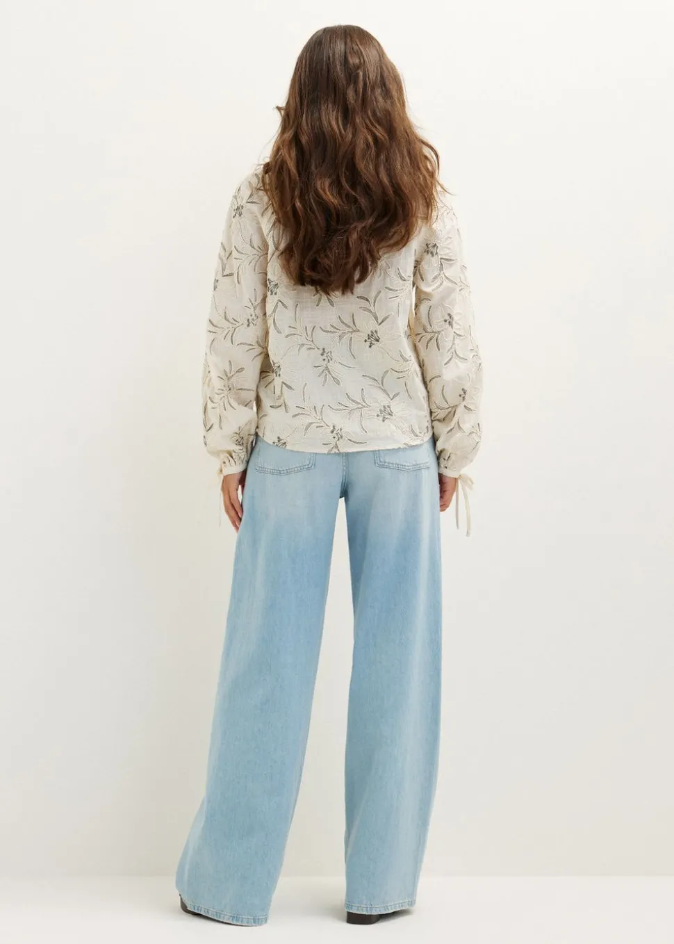Blouse met geborduurde bloemen