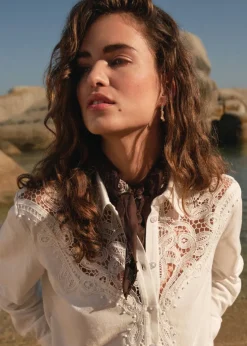 Geborduurde kanten blouse