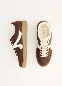 Sneakers met suède look