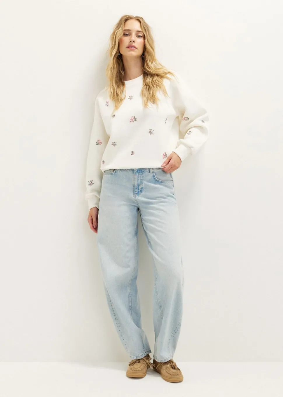 Sweater met bloem embroidery